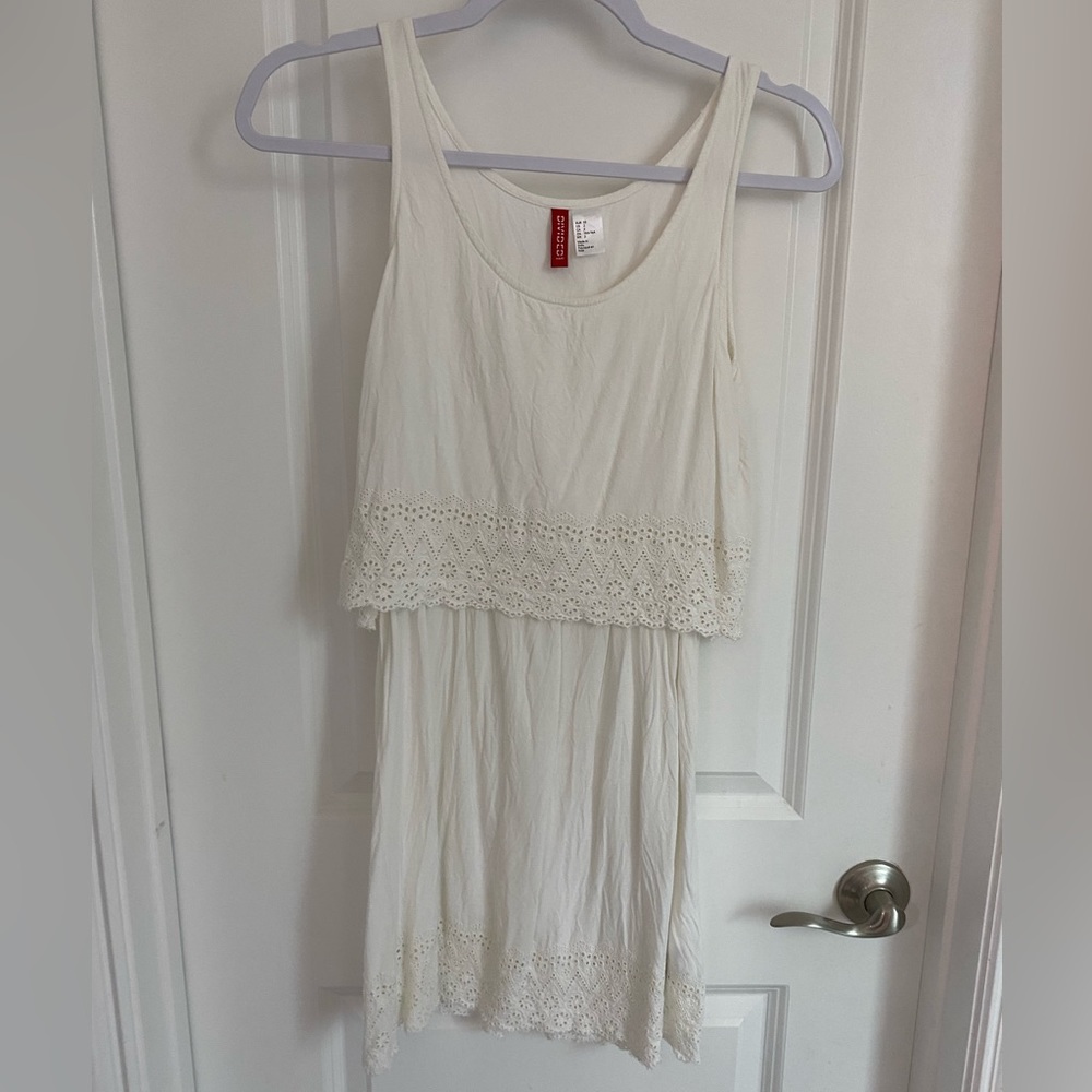 White/cream sleeveless H&M dress. Eyelet detailing.Size 2. Loose fit. Scoop neck